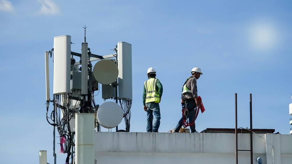 Communication signal tower